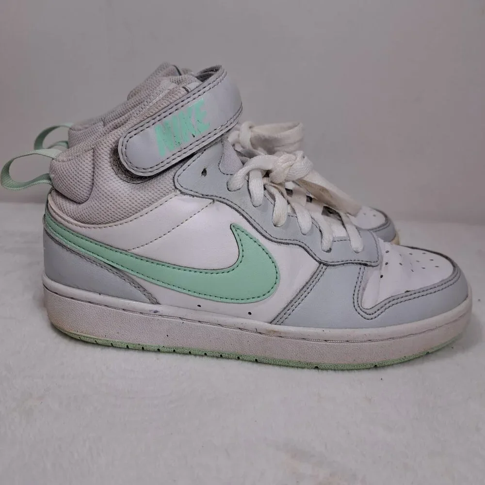 Nike Boys Court Borough Mid 2 CD7782-011 White Basketball Shoes Sneakers Sz 5Y